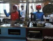 Restaurante com funcionários robôs atrai clientes na China