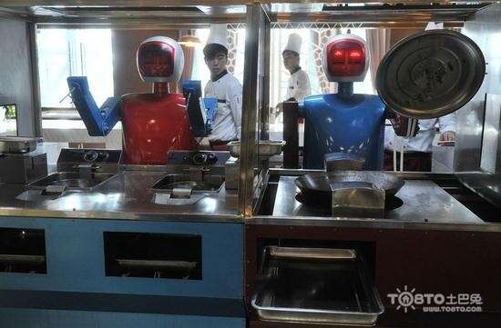 Robôs trabalhando em restaurante