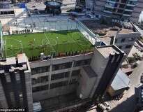 Campo de futebol construído no topo de edifício faz sucesso entre funcionários de escritórios do prédio