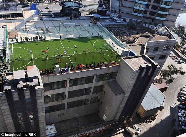 Campo de futebol construído no topo de edifício faz sucesso