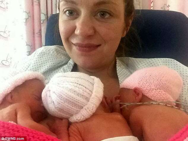 Mãe dá à luz a trigêmeas idênticas após ser convencida por marido a tentar ter último filho