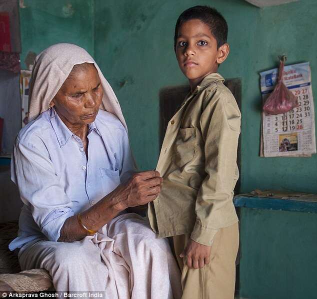 Mãe mais velha do mundo, conta das dificuldades de cuidar do filho ao dar à luz com 70 anos de idade