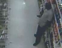 Câmeras de vigilância flagram homem de 42 anos usando celular para filmar por baixo da saia de cliente em supermercado