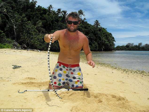 Casal encontra cobra mais perigosa do mundo durante viagem e captura animal para tirar foto