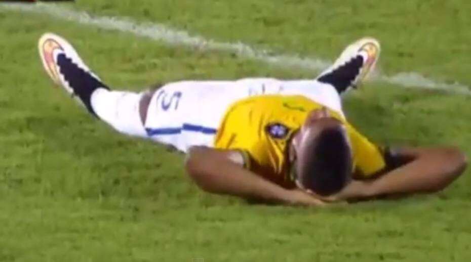 Jogador de seleção brasileira sub-20 simula contusão ao ser expulso de campo e vídeo repercute pelo mundo