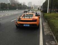 Motorista desaparece depois de bater Lamborghini de 830 mil reais em estrada na China