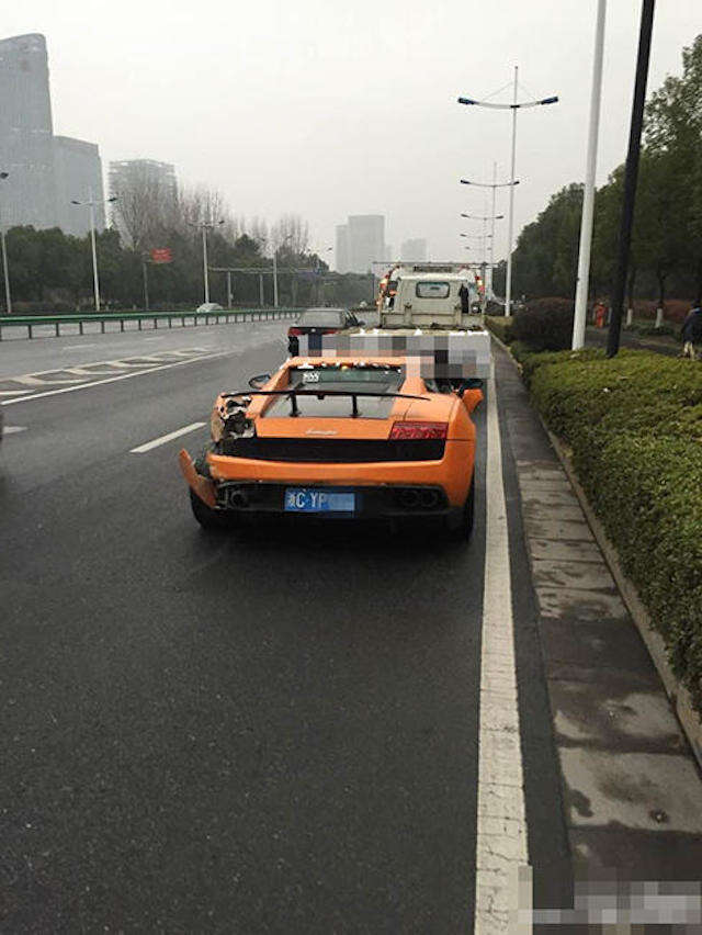 Motorista desaparece depois de bater Lamborghini em estrada na China