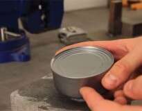 Vídeo ensina como abrir latas sem usar abridor ou materiais cortantes
