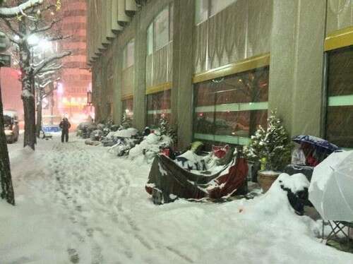 Japoneses passam madrugada em fila da Apple sob neve e temperatura de 8 graus negativos