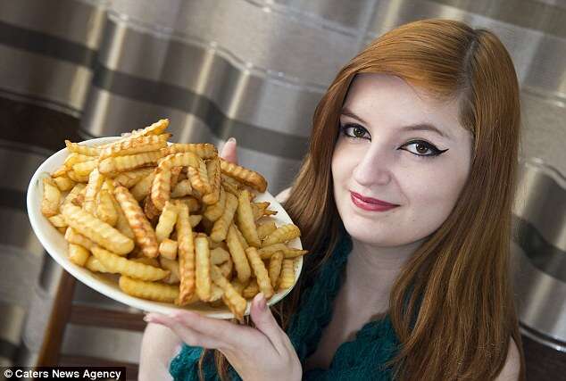 Adolescente vive comendo apenas batatas fritas e queijo, devido a fobia rara