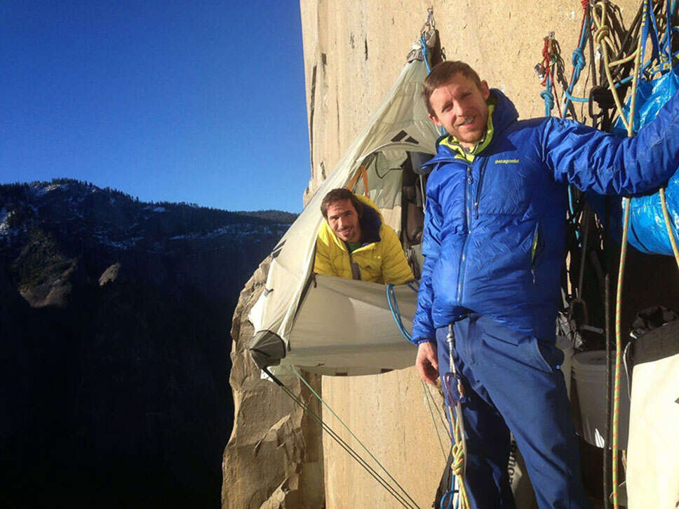 Alpinistas sem equipamentos escalam uma das rotas mais perigosas do mundo