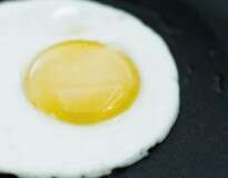 Aprenda como fazer ovo frito perfeitamente redondo