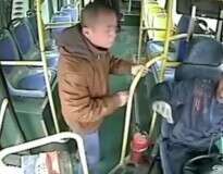 Passageiro furioso por não conseguir descer de ônibus entre paradas demarcadas, perde a cabeça e estrangula motorista
