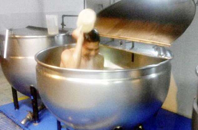 Militar é flagrado tomando banho em caldeirão usado para cozinhar