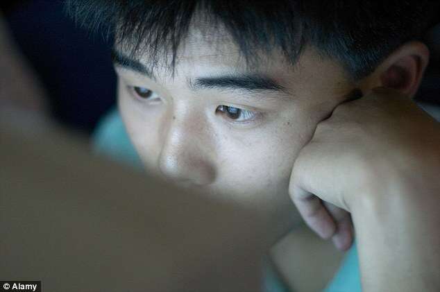 Adolescente corta a própria mão em tentativa de curar vício em internet