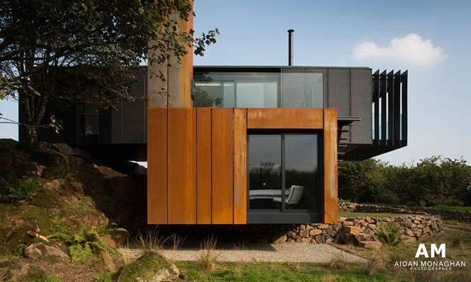 Arquitetura construída em fazenda feita com com containers deixa local moderno e com estilo