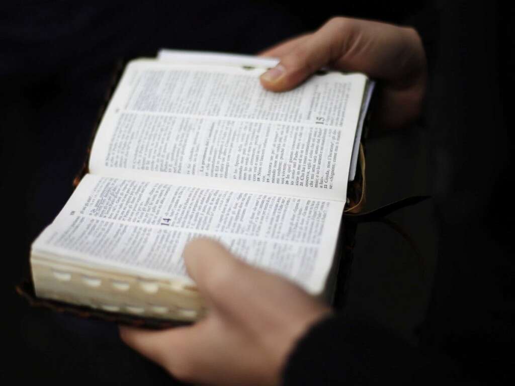Conheça o ateu que ganha dinheiro vendendo Bíblias para iPhone