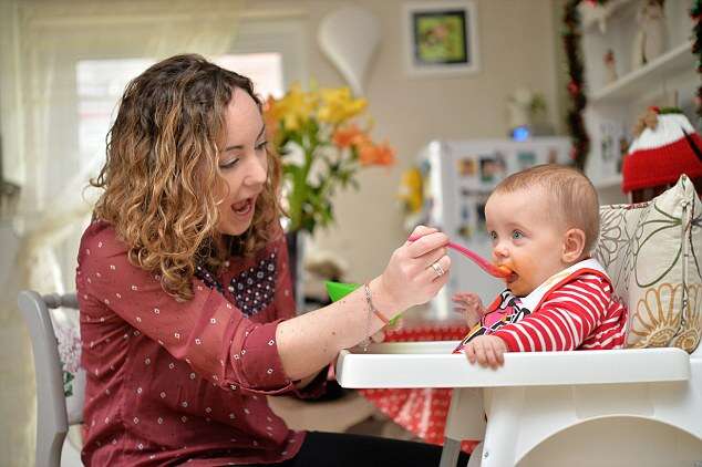 ©PRESS PEOPLE PICTURE MICHAEL BAISTER JENI BLUETT WITH 1-YEAR-OLD DAUGHTER PIXIE WHO SURVIVED HER TWIN LILLIE