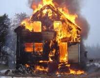 Mulher se recusa deixar casa em chamas porque estava muito frio do lado de fora