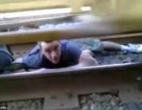 Vídeo bomba na web ao mostrar homem preso sobre linha de trem enquanto locomotiva passava sobre seu corpo