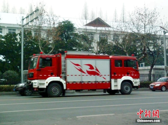 Caminhão com duas partes frontais chama atenção nas ruas da China