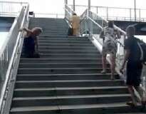 Vídeo polêmico mostra amputados se arrastando para conseguirem subir em escada de estação de trem australiana