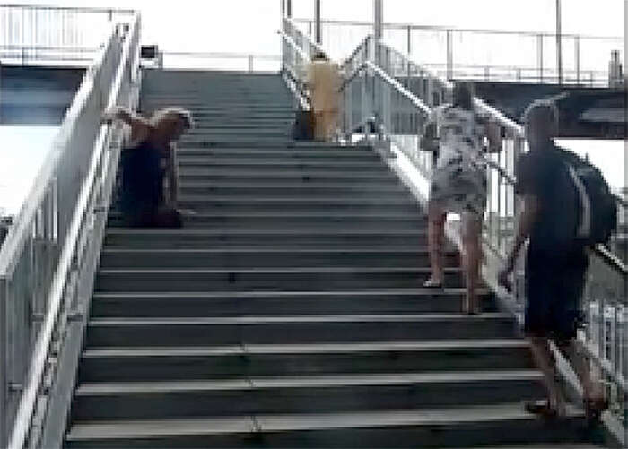 Amputados subindo escadas em estação de trem