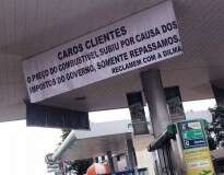 Posto de combustível ironiza aumento no preço da gasolina com faixa culpando presidenta Dilma