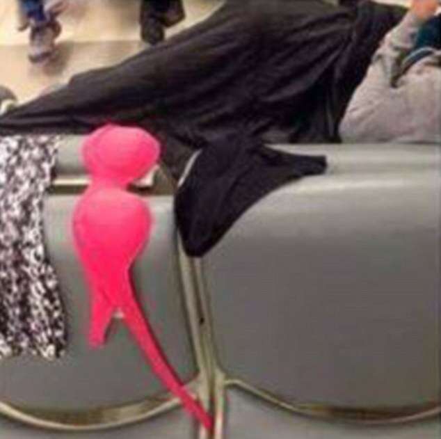 Mulher chama a atenção ao colocar roupas íntimas para secar em assentos de sala de embarque de aeroporto