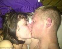 Namorada encontra selfie de parceiro nu, com outra em sua cama, após vasculhar celular do rapaz