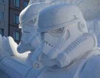 Japoneses usam toneladas de neve para criar escultura gigante de Star Wars em festival