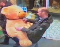 Ladrão revela seu lado bondoso ao devolver urso de pelúcia roubado depois de perceber que item era prêmio de rifa de caridade