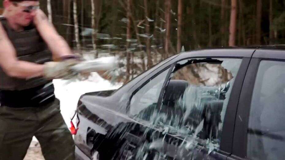 Mulher destrói carro que comprou para o namorado