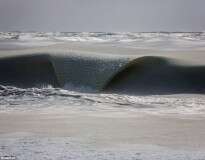 Imagens impressionantes mostram ondas congeladas devido ao frio recorde nos EUA