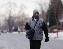 Conheça o homem que anda 32 km a pé diariamente para conseguir trabalhar