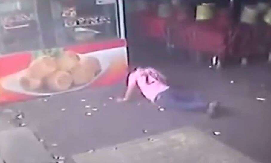 Vídeo bomba na web ao mostrar homem se dando mal quando tentava chutar cachorro
