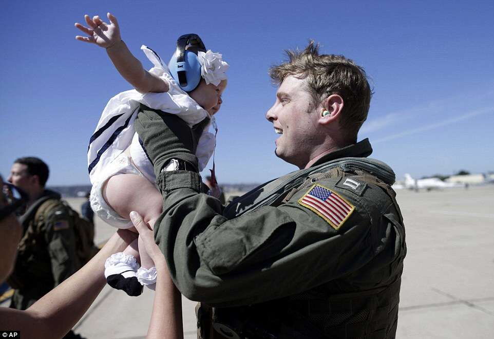 Imagens mostram momento em que oficial da marinha conhece sua filha bebê