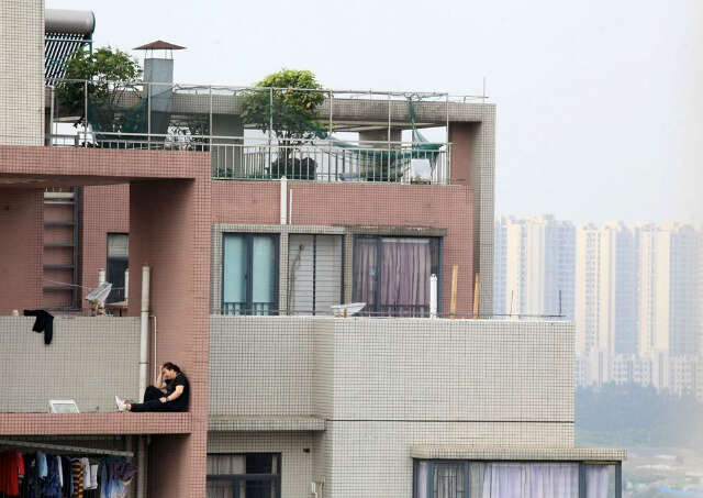 Mulher é flagrada no momento em que se preparava para saltar do 19º andar de prédio