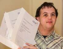 Jovem com síndrome de down recebe 3 ofertas de emprego após madrasta criar campanha em busca de trabalho para ele