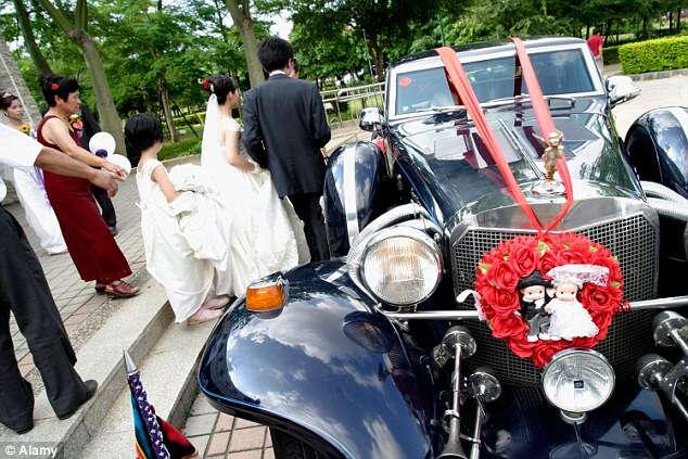 Noiva para carro a caminho do casamento para poder ir ao banheiro e futuro marido a esquece na estrada