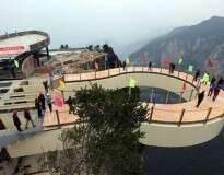 China constrói aterrorizante ponte de vidro que fica a 26 metros da borda de penhasco