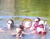 Fantasma aparece em foto de família 100 anos depois de menina morrer no mesmo rio em que imagem foi capturada