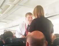 Vídeo de piloto realizando pedido de casamento à comissária de bordo na frente de passageiros durante voo se torna viral