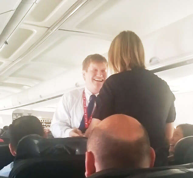 Vídeo de piloto realizando pedido de casamento à comissária de bordo durante voo se torna viral