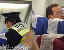 Passageiro é retirado algemado de avião após se recusar deixar assento da janela