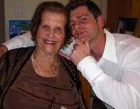 Homem de 32 anos encontra mulher de sua vida, 60 anos mais velha que ele