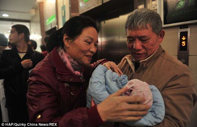 Xiang e o marido com os filhos gêmeos