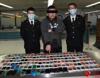 Homem tenta embarcar com 146 iPhones 6 colados ao corpo para não pagar taxas em aeroporto