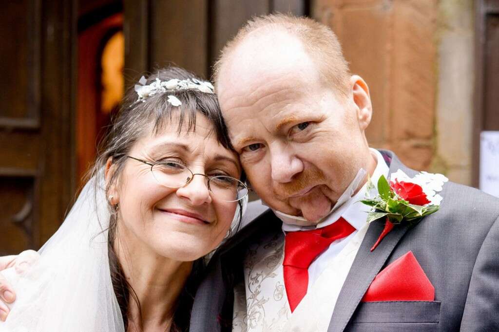Noivo com doença terminal morre duas semanas depois de se casar