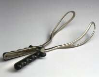 Bebê recém-nascido morre com traumatismo craniano após médicos tentarem o puxar várias vezes com fórceps durante o parto